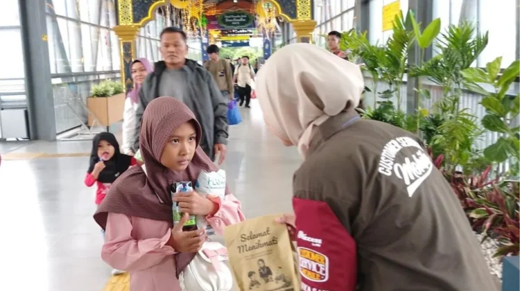 KAI Daop 8 Surabaya Bagikan Takjil Gratis bagi Penumpang di Stasiun Malang