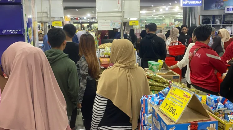 Menjelang Lebaran, Warga Serbu Kue Kaleng di Ratu