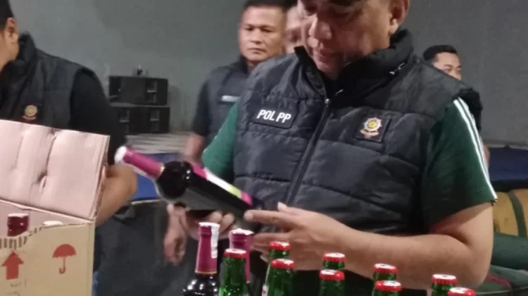 Satpol PP Probolinggo Tertibkan Tempat Karaoke di Paiton