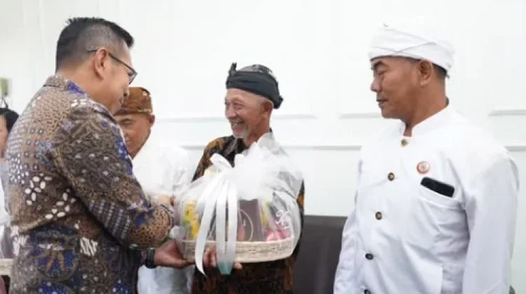Wali Kota Batu Bagikan Bingkisan Nyepi dan Berikan Insentif untuk Guru Agama Hindu