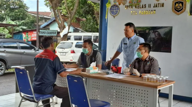 BNNK Pasuruan Periksa Urine Supir dan Awak Bus di Terminal Pandaan