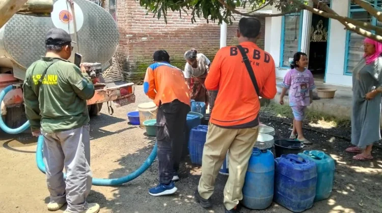 BPBD Probolinggo Salurkan Air Bersih ke Warga Terdampak Gangguan PDAM