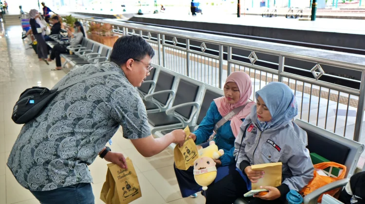 KAI Daop 7 Bagi Takjil Gratis bagi Penumpang