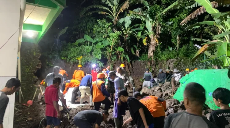 Banjir dan Longsor di Prigen, Warga Gotong Royong Bersihkan Sisa Material