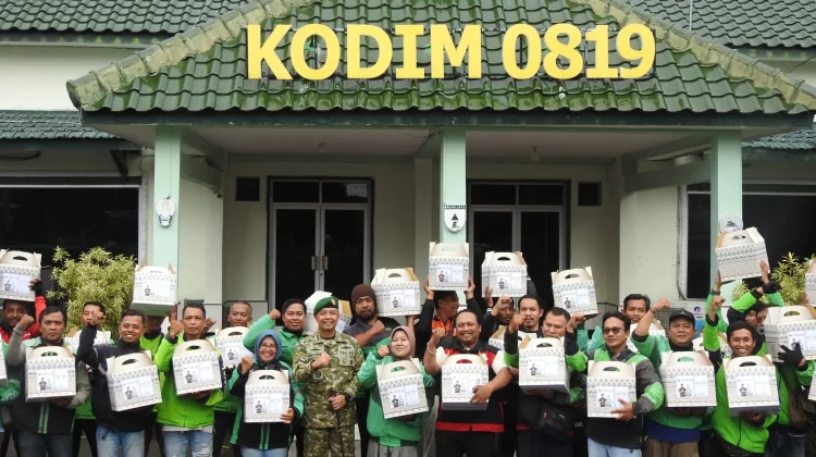 Kodim 0819 Pasuruan Berbagi Bingkisan Lebaran untuk Tukang Ojol