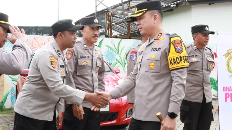 Kapolres Malang Tinjau Pos Mudik dan Bagikan Bingkisan