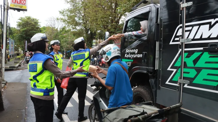 Polres Malang Tetap Konsisten  Bagikan Takjil  jelang Akhir Ramadan