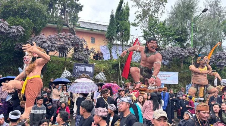 Sambut Nyepi, Puluhan Ogoh-Ogoh Diarak Keliling Tosari