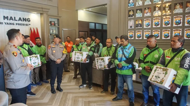Polres Malang Salurkan Paket Lebaran untuk Mitra Ojek Daring
