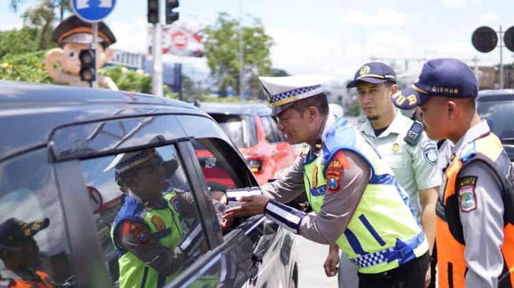 Satlantas Polres Malang Sambangi Pemudik, Tekankan Keselamatan Berkendara