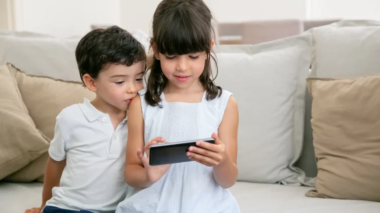 Ajarkan Anak Kurangi Screen Time di Momen Lebaran Ini
