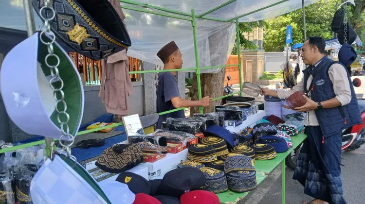 Raup Untung Sehari 2 Juta, Pedagang Kopyah Menjamur di Kota Pasuruan