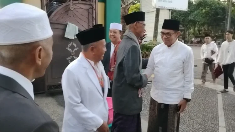 Wali Kota Batu dan Mantan Panglima TNI Salat Idulfitri di Masjid Agung Annur