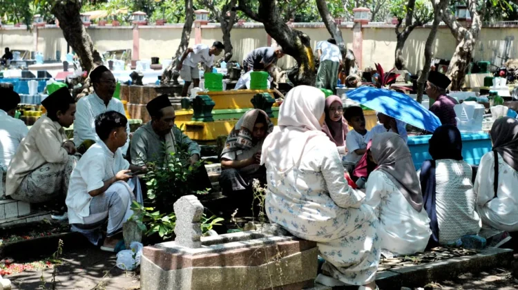 Nyekar, Tradisi yang Terus Dilestarikan Masyarakat Pasuruan