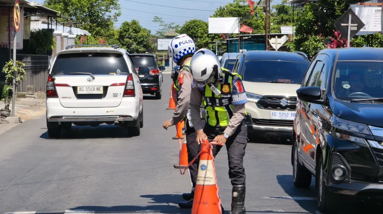 Tim Urai Polres Blitar Atasi Kepadatan Arus Lalin