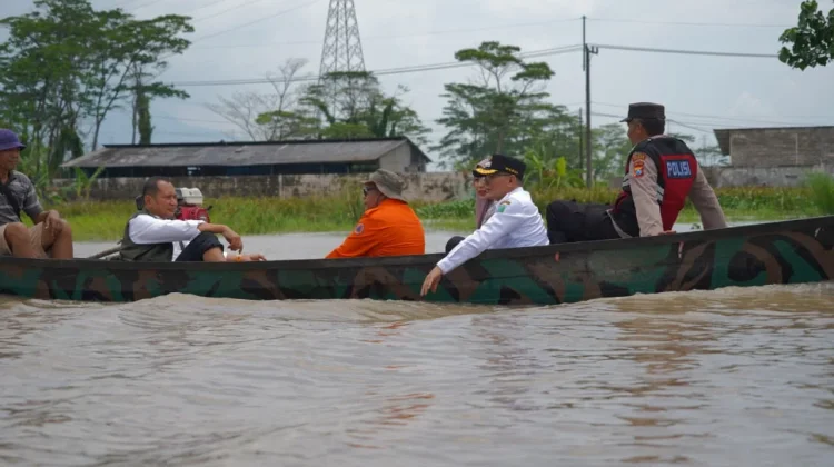 Wabup Gus Shobih dan Kalaksa BPBD Jatim Tinjau Banjir Kedungringin