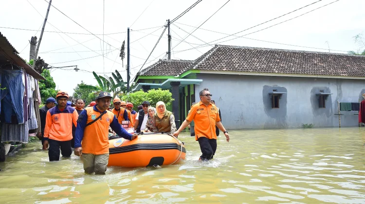 Sidak Banjir Rejoso, Gubernur Khofifah Tegaskan Pompanisasi Menunggu Air Surut