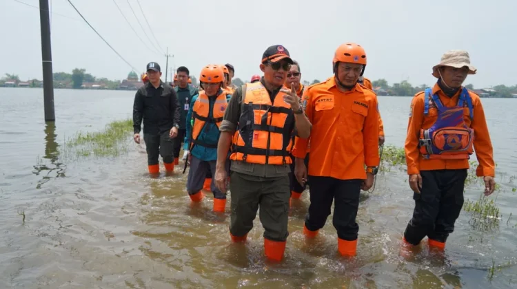 Kepala BNPB, Letjen TNI Suharyanto Tinjau Banjir Kedungringin