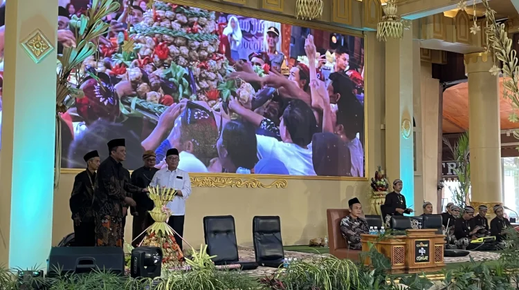 Kirab Ketupat Cokelat Satukan Tradisi Wisata UMKM