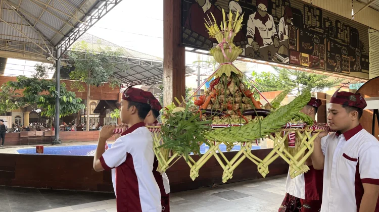 Tradisi Ketupat Cokelat Blitar Berpadu dengan Pengajian Rutin