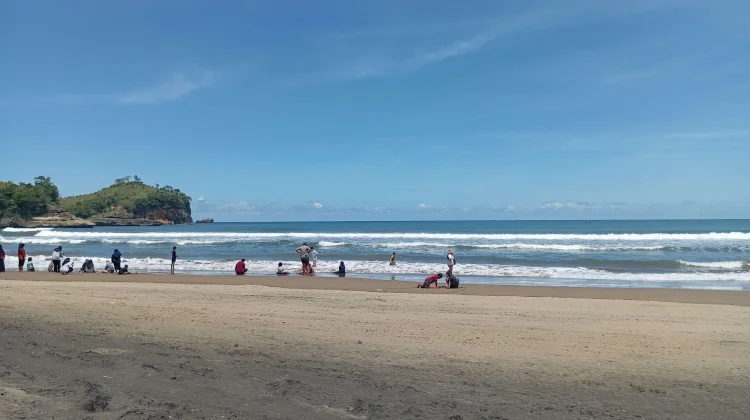 Lonjakan Wisata Lebaran 2026, Pantai Blitar Jadi Favorit