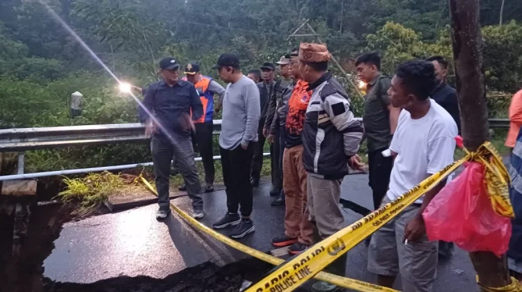 Akses menuju Air Terjun Madakaripura Terputus, Bupati Probolinggo Tinjau Lokasi