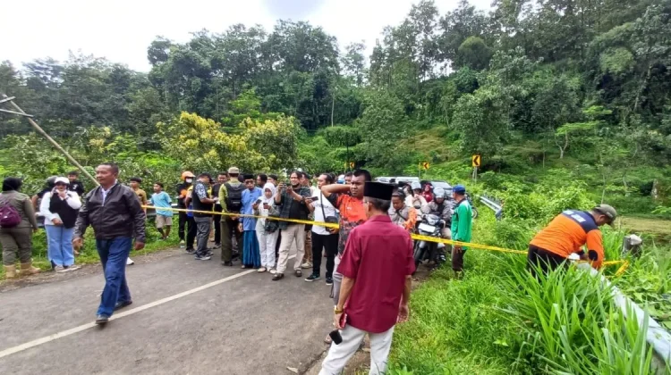 Lokasi Jembatan Ambruk Akses Madakaripu Dipasang Garis Pengaman
