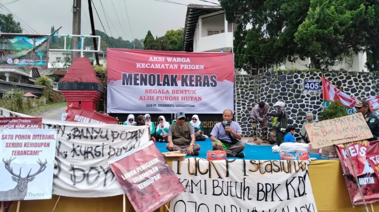 Ribuan Warga Prigen Turun Jalan Protes Alih Fungsi Hutan