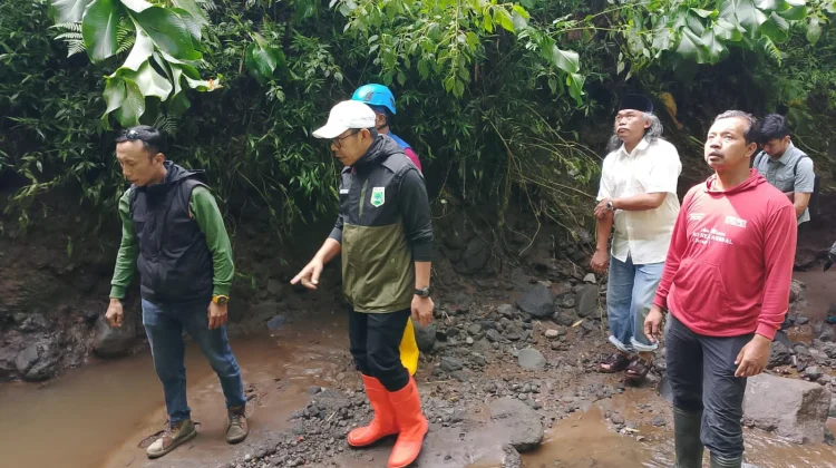 Wali Kota Batu Susur Sungai Pascabanjir Punten, Sorot Alih Fungsi Lahan