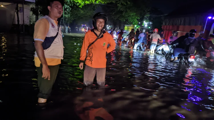 Banjir Sebabkan Jalan Raya Bangil-Pasuruan Terganggu, Banyak Kendaraan Mogok
