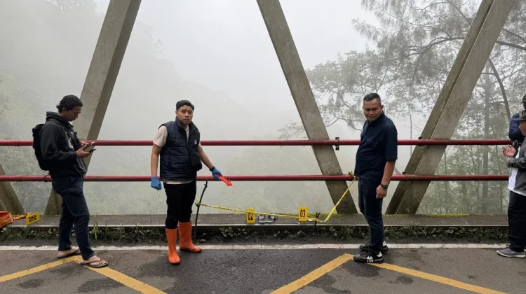 Polres Batu Evakuasi Jenazah di Bawah Jembatan Cangar