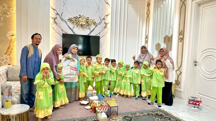Kegiatan Parenting TK Anak Saleh Tanamkan Adab Bertamu