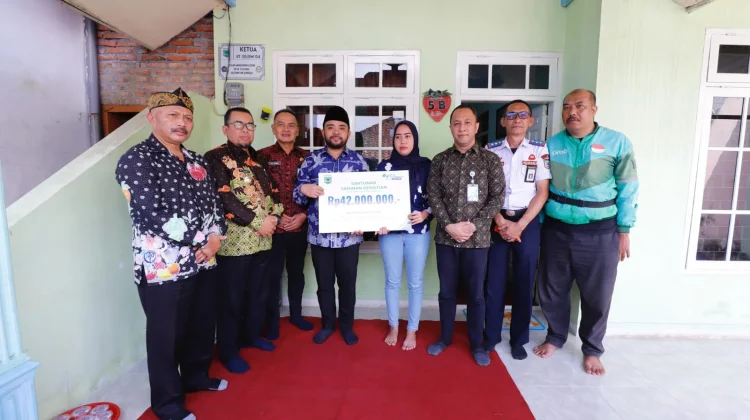Wawali Kota Batu Salurkan Santunan BPJS Kematian ke Keluarga Almarhum Pekerja