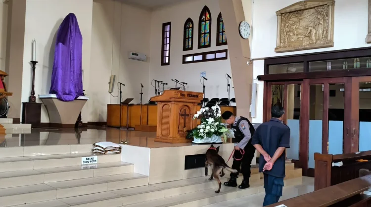 Libatkan K9, Polisi Sterilisasi Gereja di Probolinggo Kota