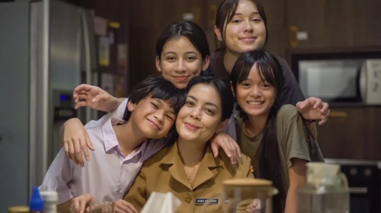 Rapi Films Rilis Teaser “Yang Lain Boleh Hilang, Asal Kau Jangan”