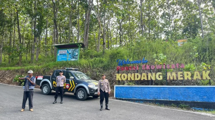 Polisi Patroli Pantai Malang Selatan saat Puncak Libur Panjang