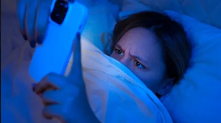 Bahaya Paparan Cahaya Biru Smartphone Terhadap Kualitas Tidur
