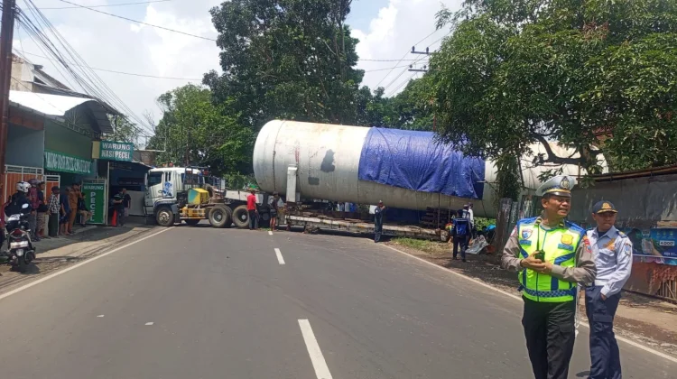 Truk LPG Terperosok di Karangploso, Evakuasi 7 Jam Lebih