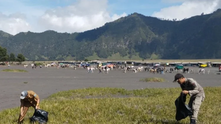 Clean Up Bromo sebelum Ditutup, Kumpulkan Sampah hingga 1 Ton Lebih