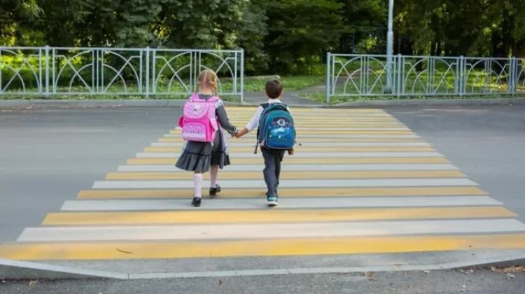 Pentingnya Mengajarkan Anak Tertib di Jalan sejak Dini