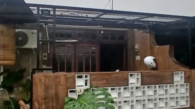 Angin Kencang Rusak Atap Rumah Warga di Kepanjen Malang