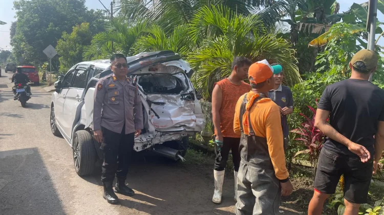 Minibus Tertabrak KA Majapahit di Perlintasan tanpa Palang