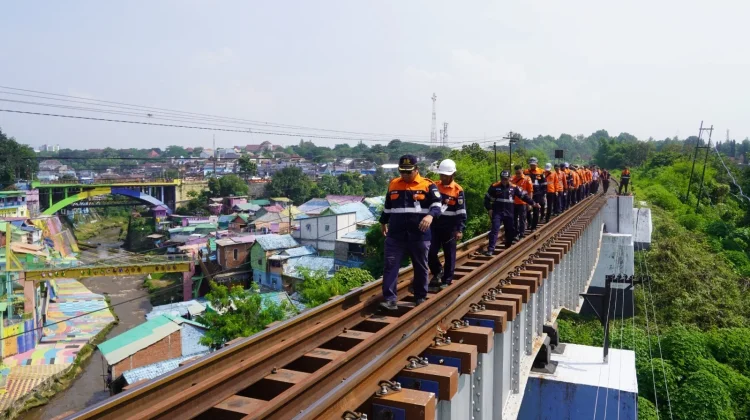 KAI Daop 8 Periksa Jalur Rel Malang, Pastikan Operasional Tetap Andal