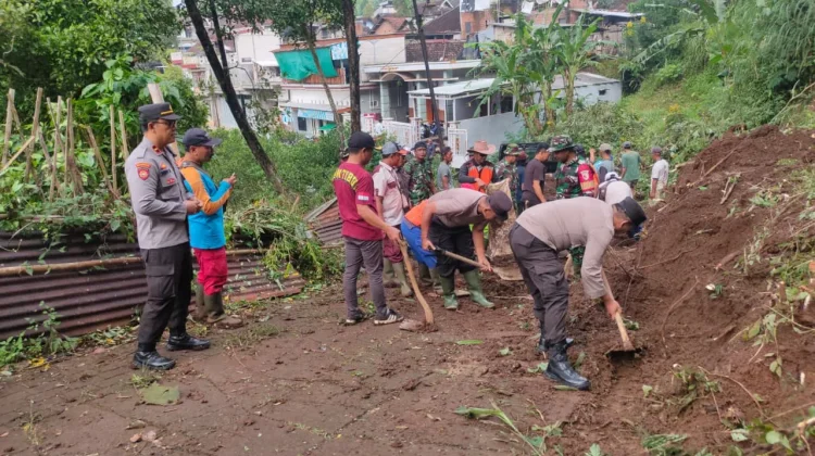 Longsor Tutup Jalan di Wagir, Polisi dan Warga Bersihkan Material