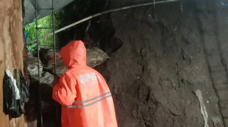 Longsor Terjang Rumah Warga Pujon Kabupaten Malang