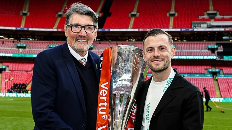 Legenda Arsenal Bawa Luton Town Raih Tropi EPL