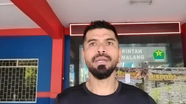 Bek Arema FC Julian Guevara Minta Komisi Wasit Tingkatkan Kualitas Perwasitan