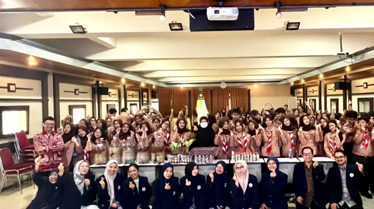 Mahasiswa UM Dorong Siswa Terapkan Pengelolaan Sampah Berkelanjutan