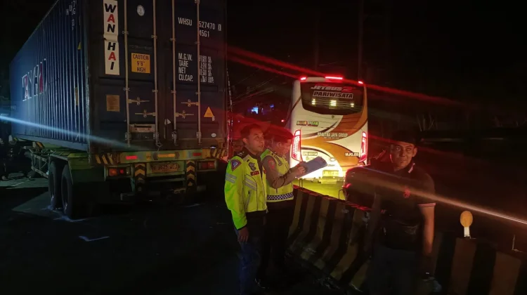 Trailer Rem Blong, Satu Keluarga Asal Blitar Meninggal