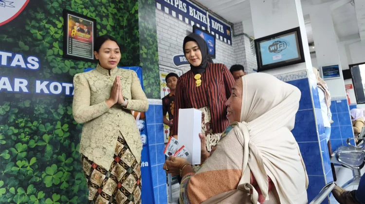 Polwan Berkebaya Layani Pemohon SIM di Hari Kartini